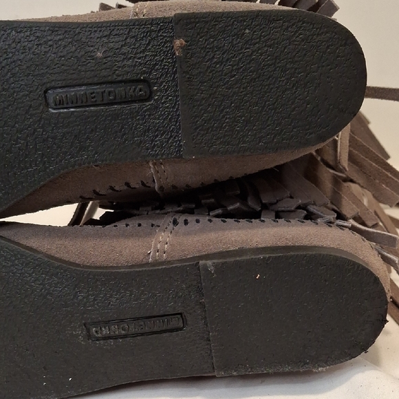 Minnetonka Women's Fringe Gray Suede Moccasin Boots. Lightly Worn. - Picture 10 of 11